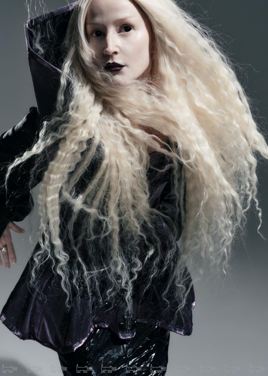 Кольцо с бриллиантами из коллекции Millennium MIUZ DIAMONDS, корсет EVA KARPENKO, юбка EVA TATARSHINSKAIA