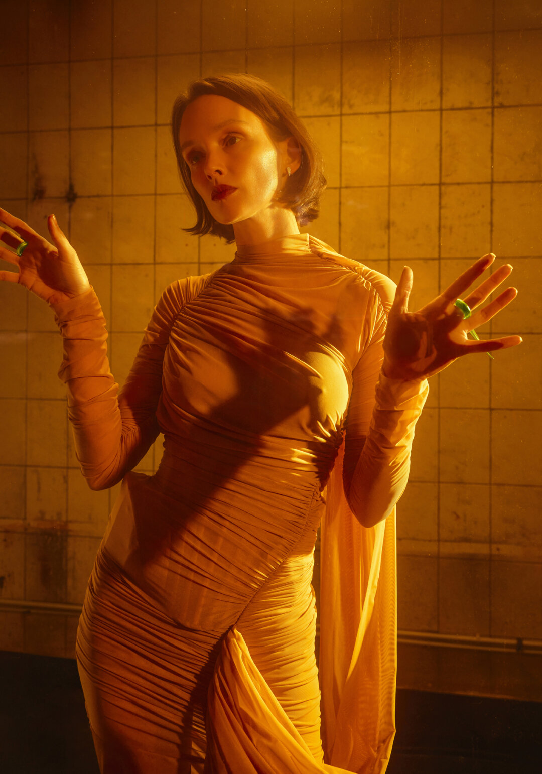 На Паулине: кольца «Маковая росинка» из коллекции высокого ювелирного искусства «Волшебные сказки» POSIÉ, серьги POSIÉ, платье и чулки SAY NO MORE