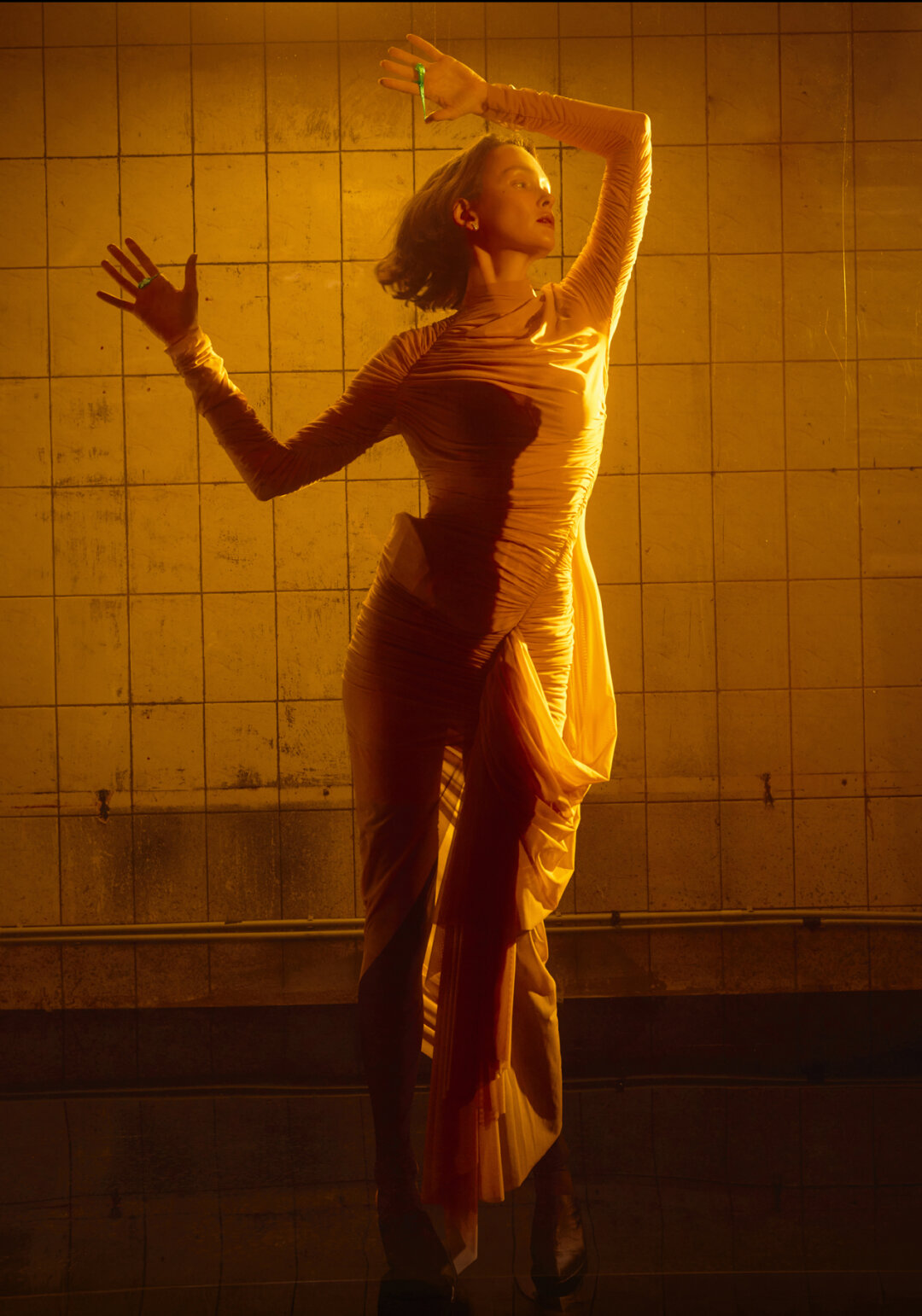 На Паулине: кольца «Маковая росинка» из коллекции высокого ювелирного искусства «Волшебные сказки» POSIÉ, серьги POSIÉ, платье и чулки SAY NO MORE