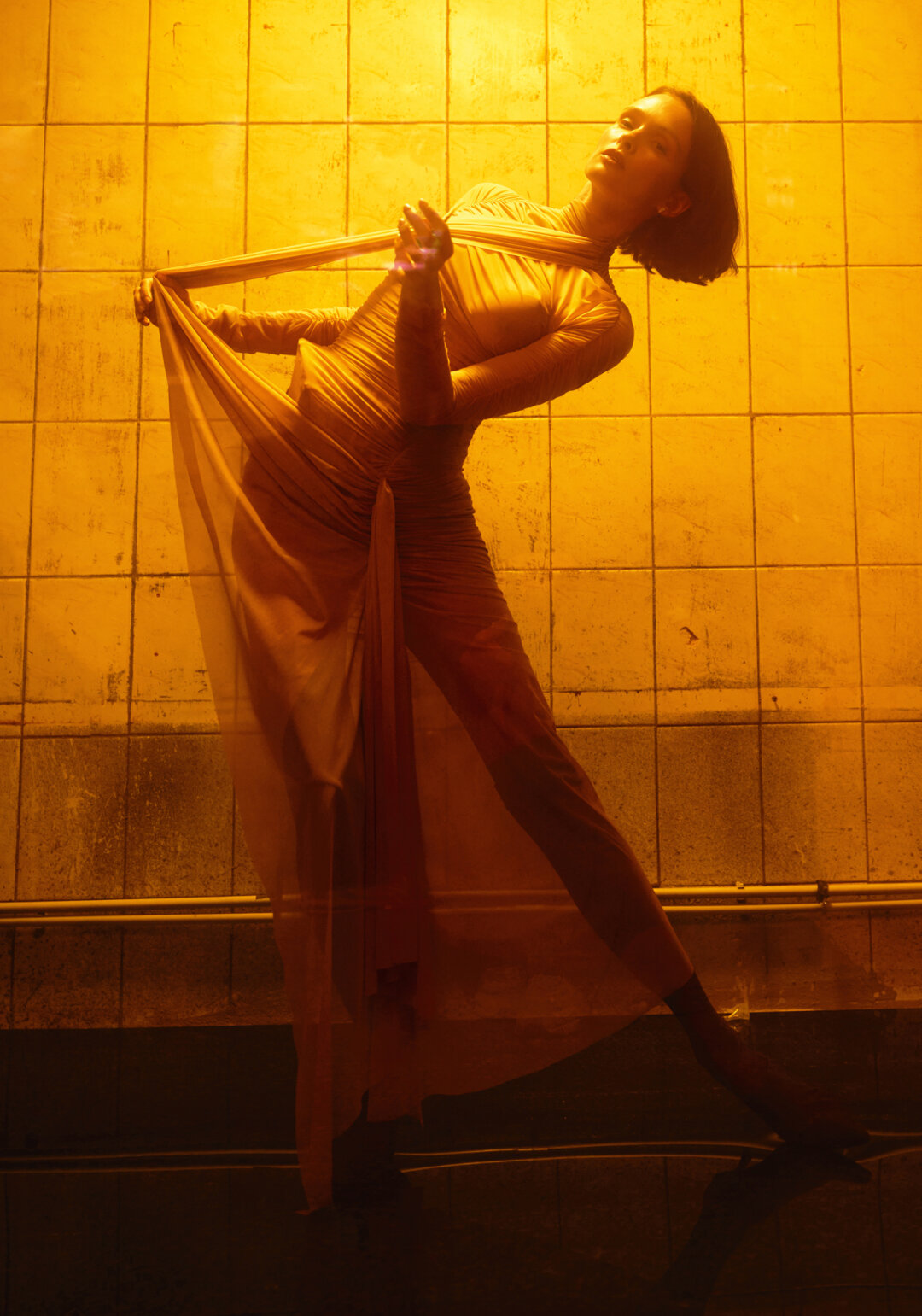 На Паулине: кольца «Маковая росинка» из коллекции высокого ювелирного искусства «Волшебные сказки» POSIÉ, серьги POSIÉ, платье и чулки SAY NO MORE