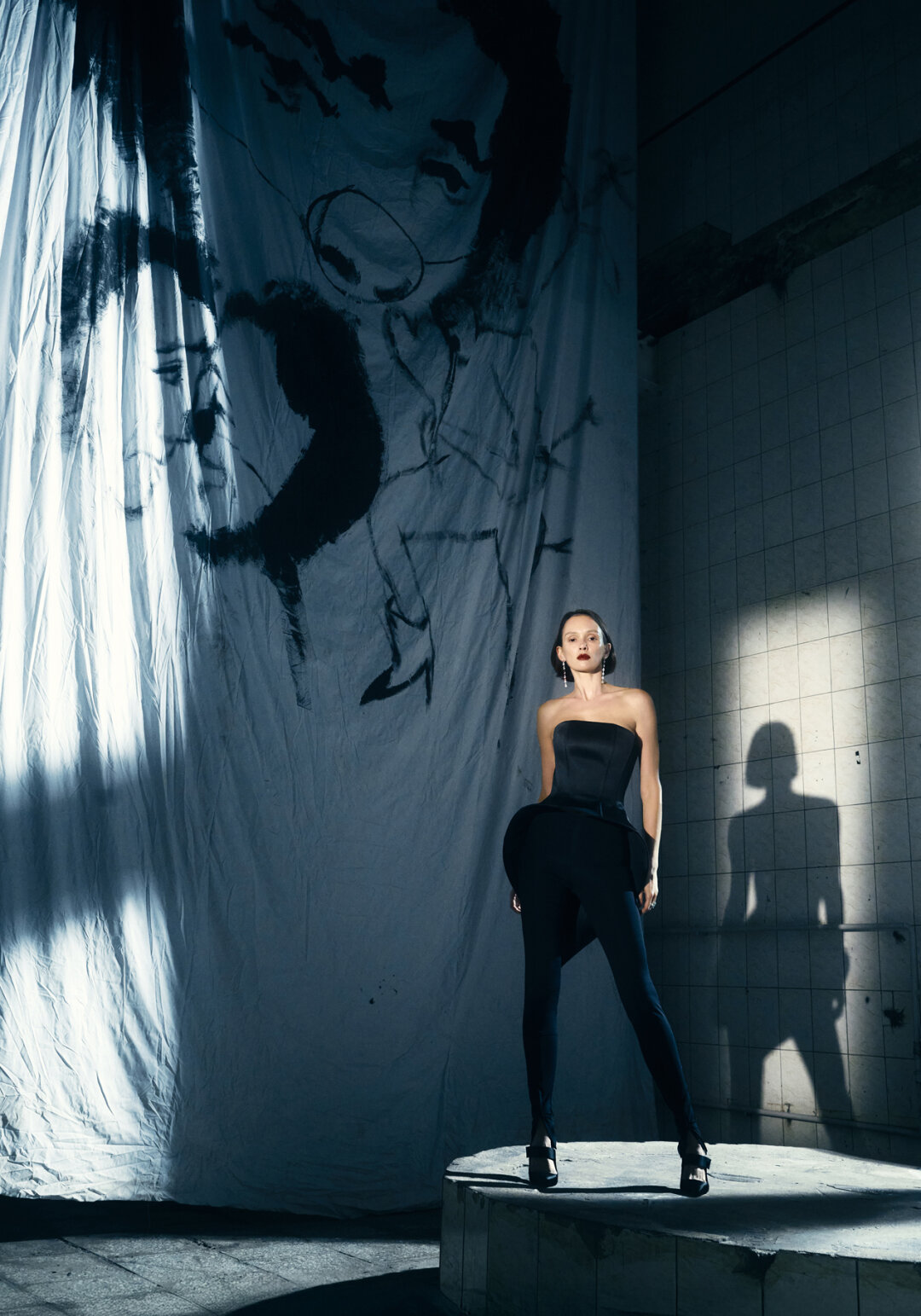 На Паулине: серьги и кольца POSIÉ, корсет ATELIER BISER, брюки AUTENTIMENTS, обувь PARIS TEXAS (ДЛТ) Полотно Анастасии Антиповой «Подойти нету сил, а