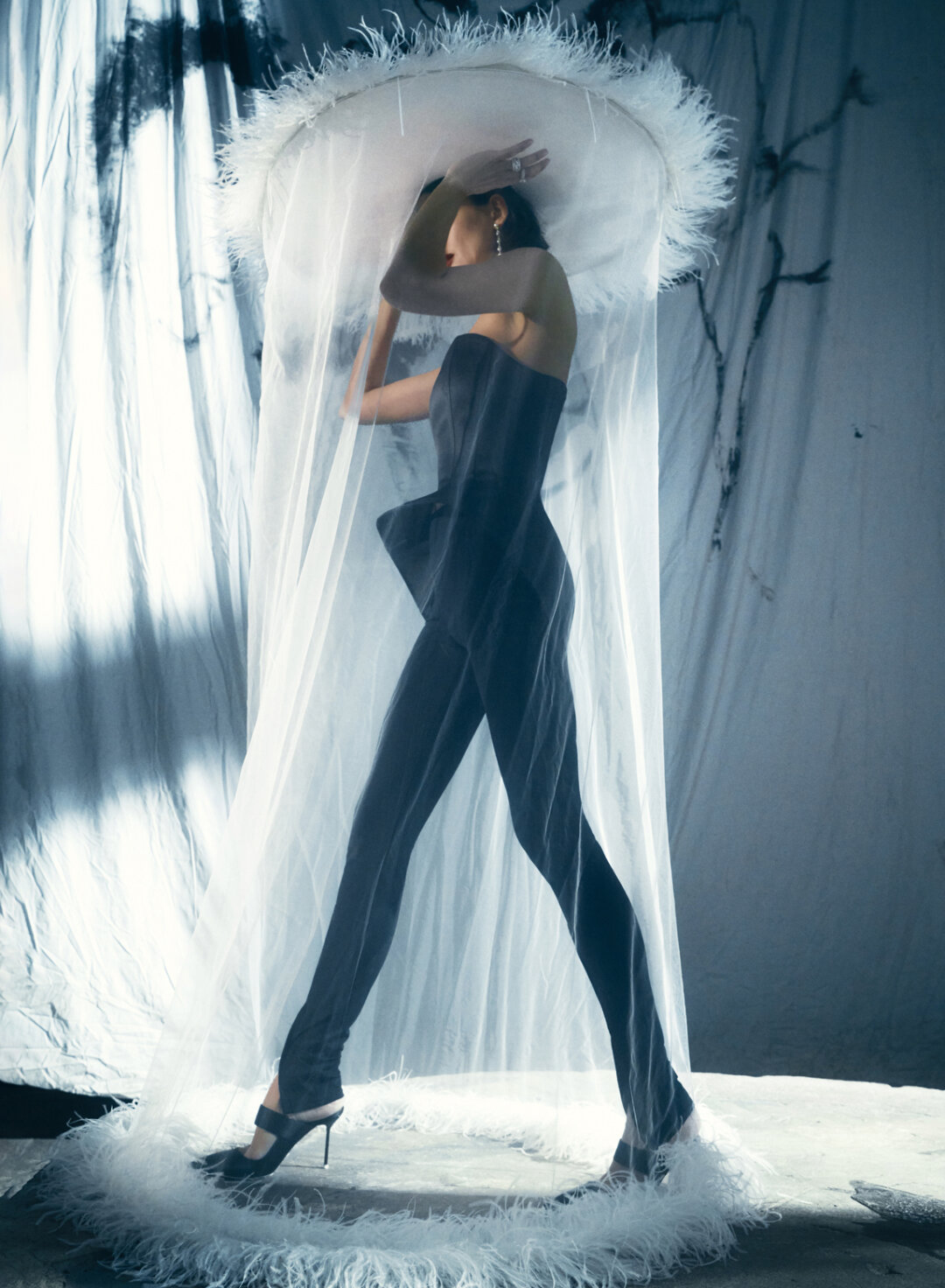 На Паулине: серьги и кольца POSIÉ, корсет и шляпа ATELIER BISER, брюки AUTENTIMENTS, обувь PARIS TEXAS (ДЛТ)