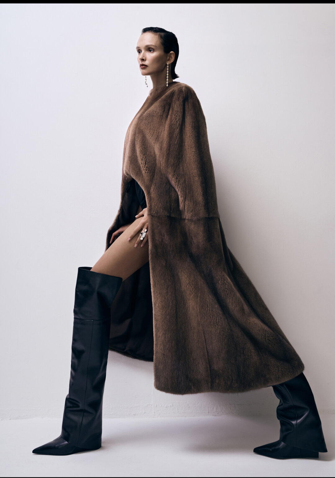 На Паулине: кольцо «Живая вода» из коллекции высокого ювелирного искусства «Волшебные сказки» POSIÉ, кольцо и серьги POSIÉ, кейп RUBAN, шорты DOLCE