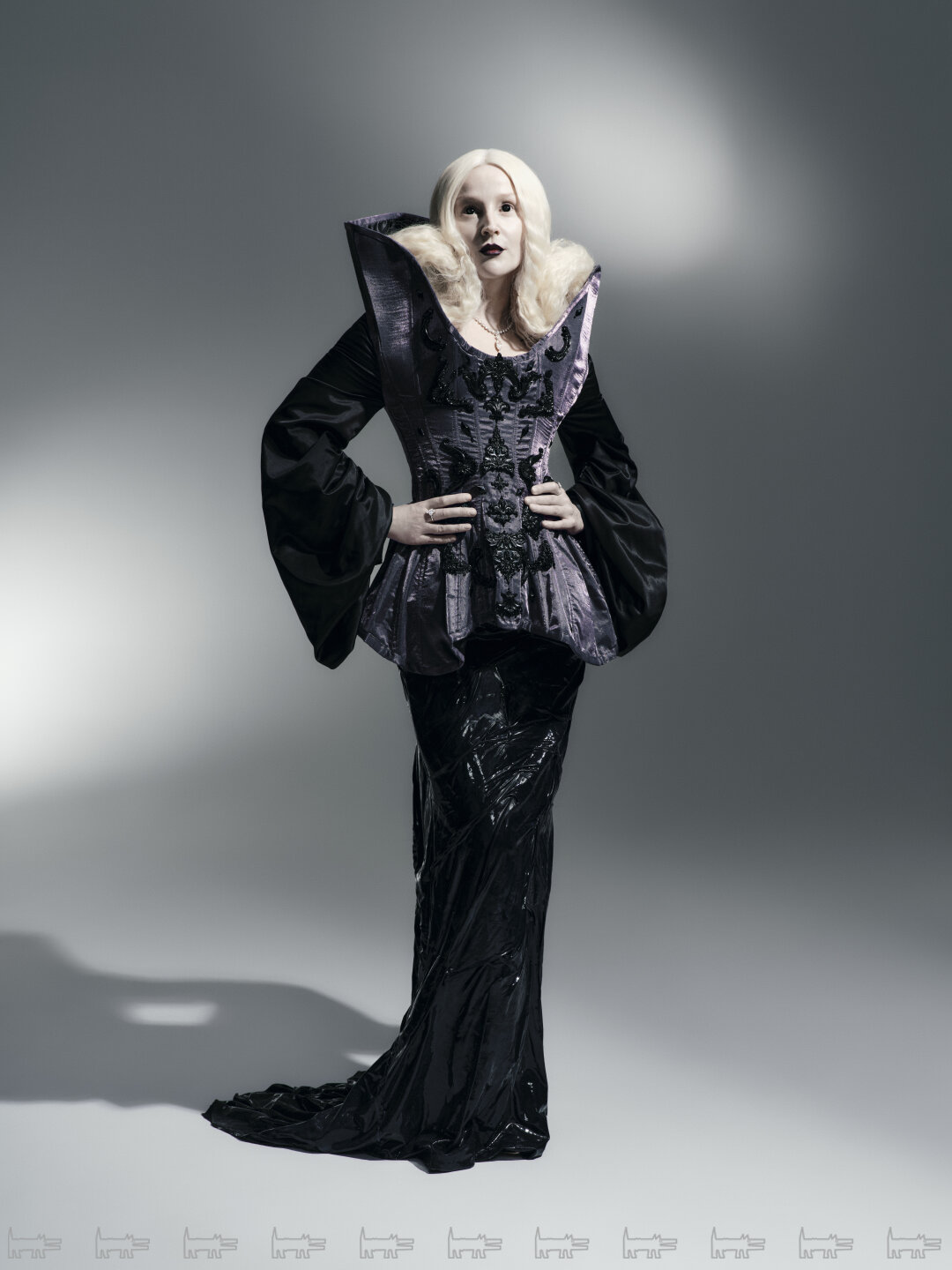 Колье c бриллиантами из коллекции Millennium Premium MIUZ Diamonds, кольцо с бриллиантами из коллекции Millennium MIUZ DIAMONDS, корсет EVA KARPENKO