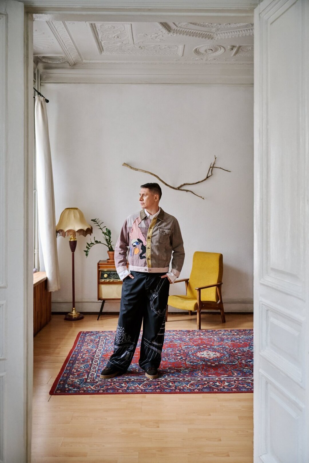 Куртка, брюки, ботинки KidSuper, рубашка POMPEII (все — NUW Store)