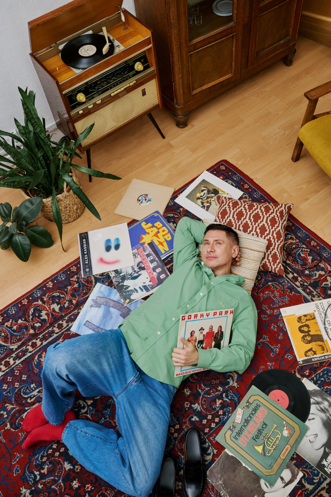 Джинсы, рубашка Drole de Monsieur, лоферы POMPEII (все — NUW Store)