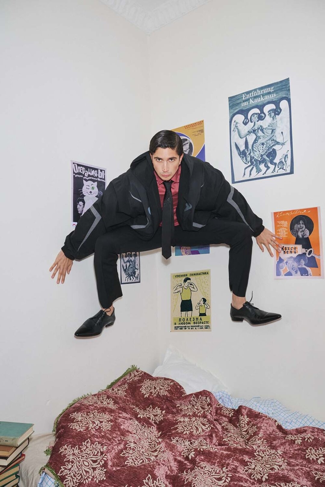 Рубашка, галстук HUGO, брюки Burberry, ботинки, куртка Balenciaga (все — ЦУМ)