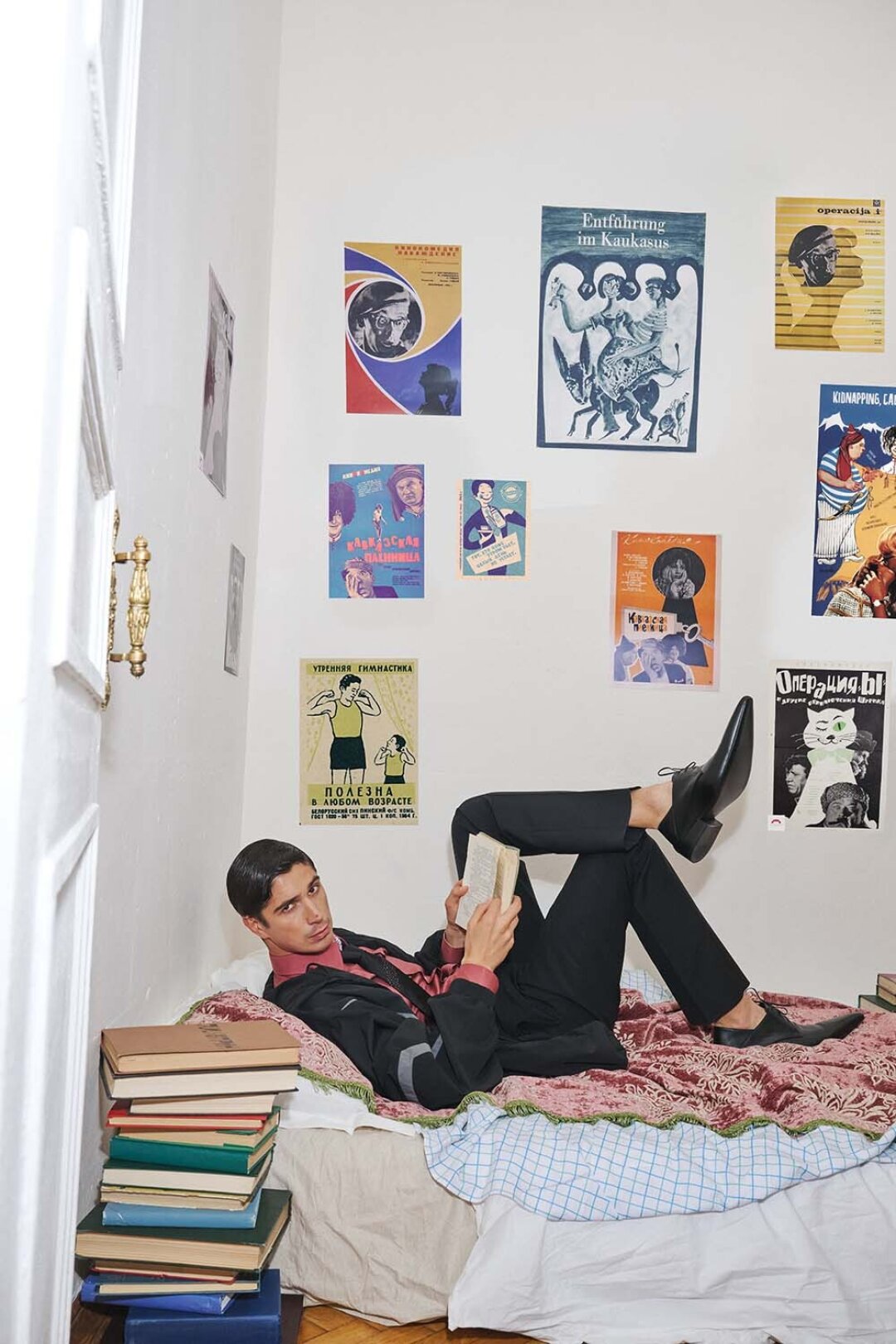 Рубашка, галстук HUGO, брюки Burberry, ботинки, куртка Balenciaga (все — ЦУМ)