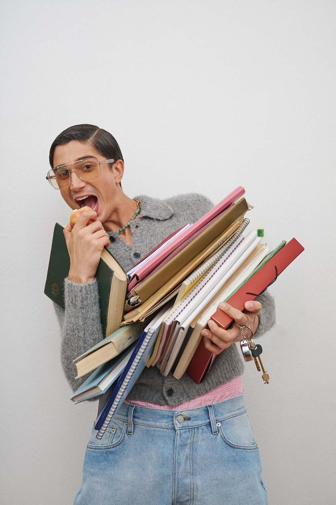 Кардиган, джинсы, украшение Dries Van Noten, очки Saint Laurent (все — ЦУМ)