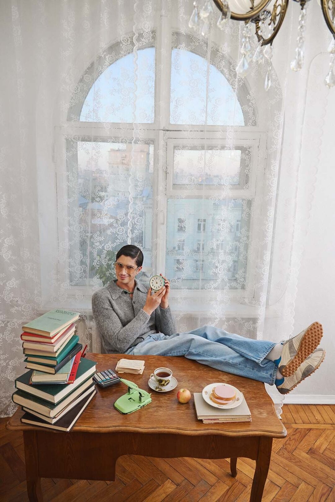 Кардиган, джинсы, украшение Dries Van Noten, очки Saint Laurent (все — ЦУМ)