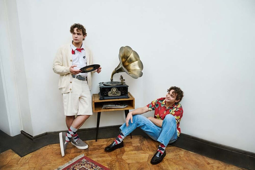 На Славе слева: кардиган POMPEII, рубашка Pop Trading Company, шорты Heresy, кеды Garment Project На Славе справа: рубашка Drole de Monsieur, джинсы