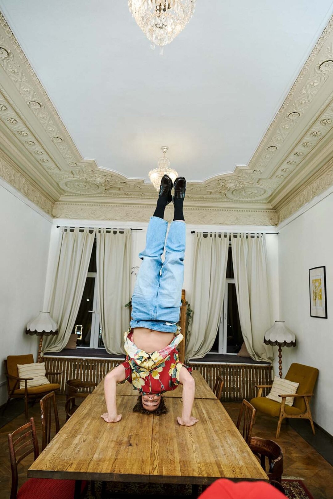 Рубашка Drole de Monsieur, джинсы Meanswhile, лоферы POMPEII (все — NUW Store)