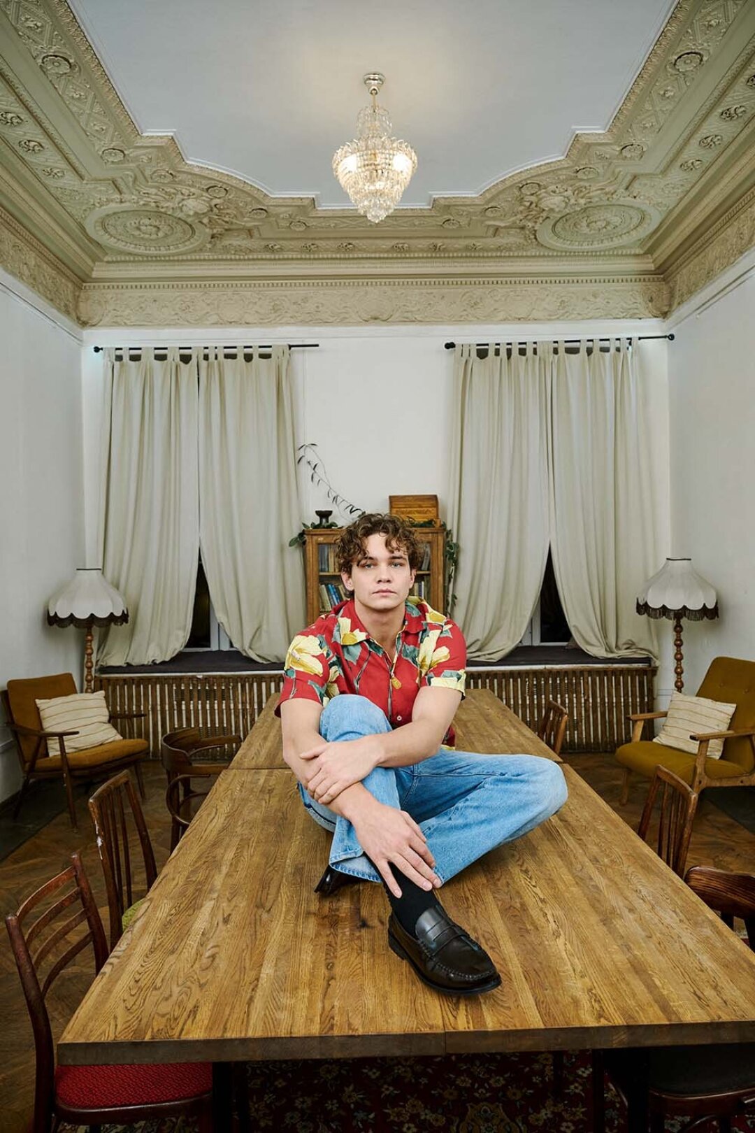 Рубашка Drole de Monsieur, джинсы Meanswhile, лоферы POMPEII (все — NUW Store)