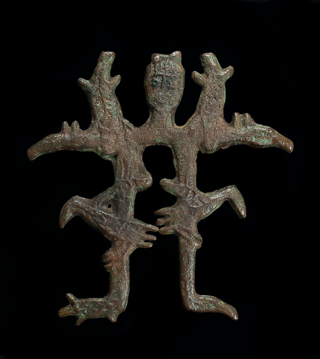 Изображение антропоморфного персонажа с орнитомофрными и зооморфными изображениями. VI в до н.э. – V в.н.э. Бронза, литье. Томский краеведческий музей