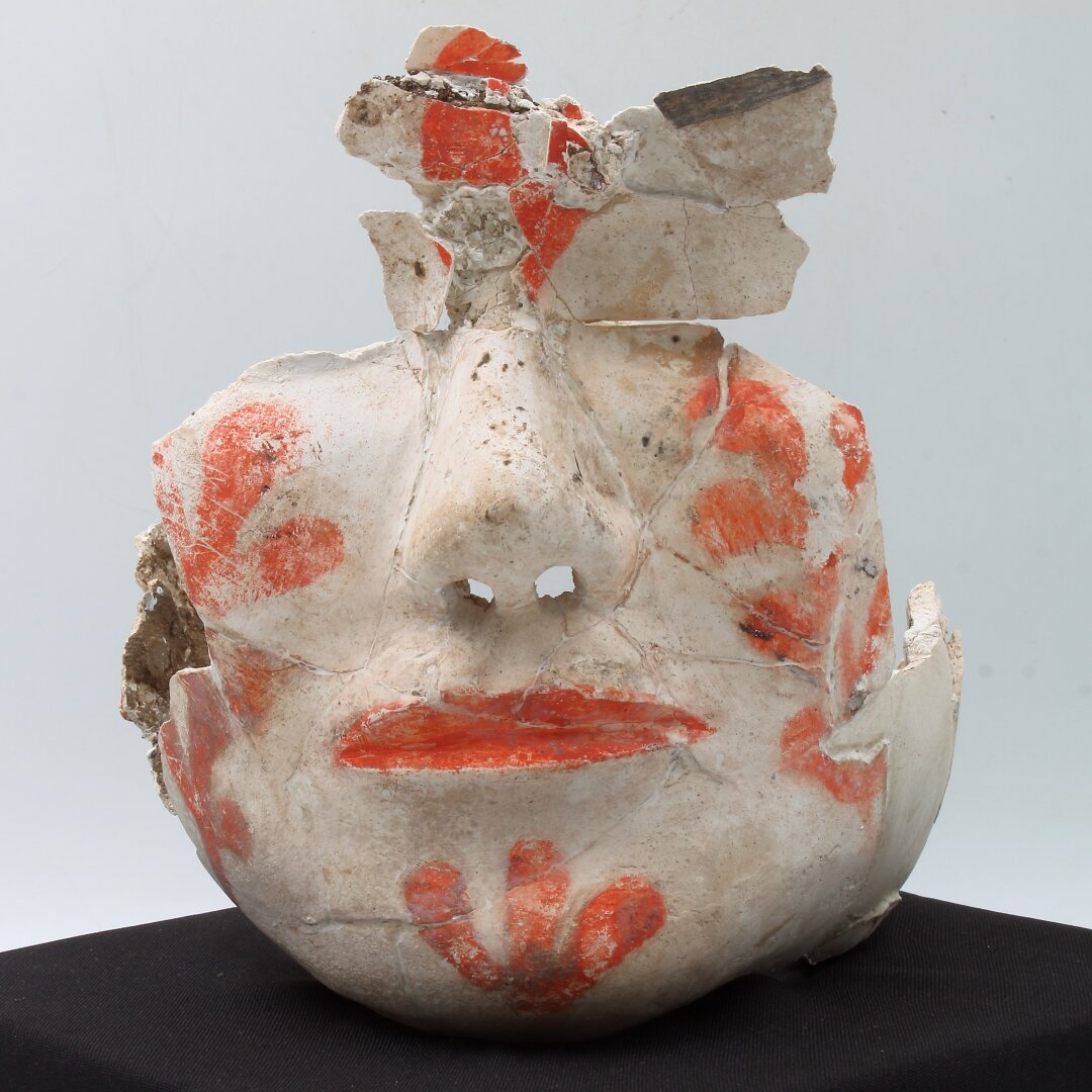 Маска с орнаментом. Ранний железный век. Гипс, охра, лепка, роспись Институт археологии и этнографии СО РАН