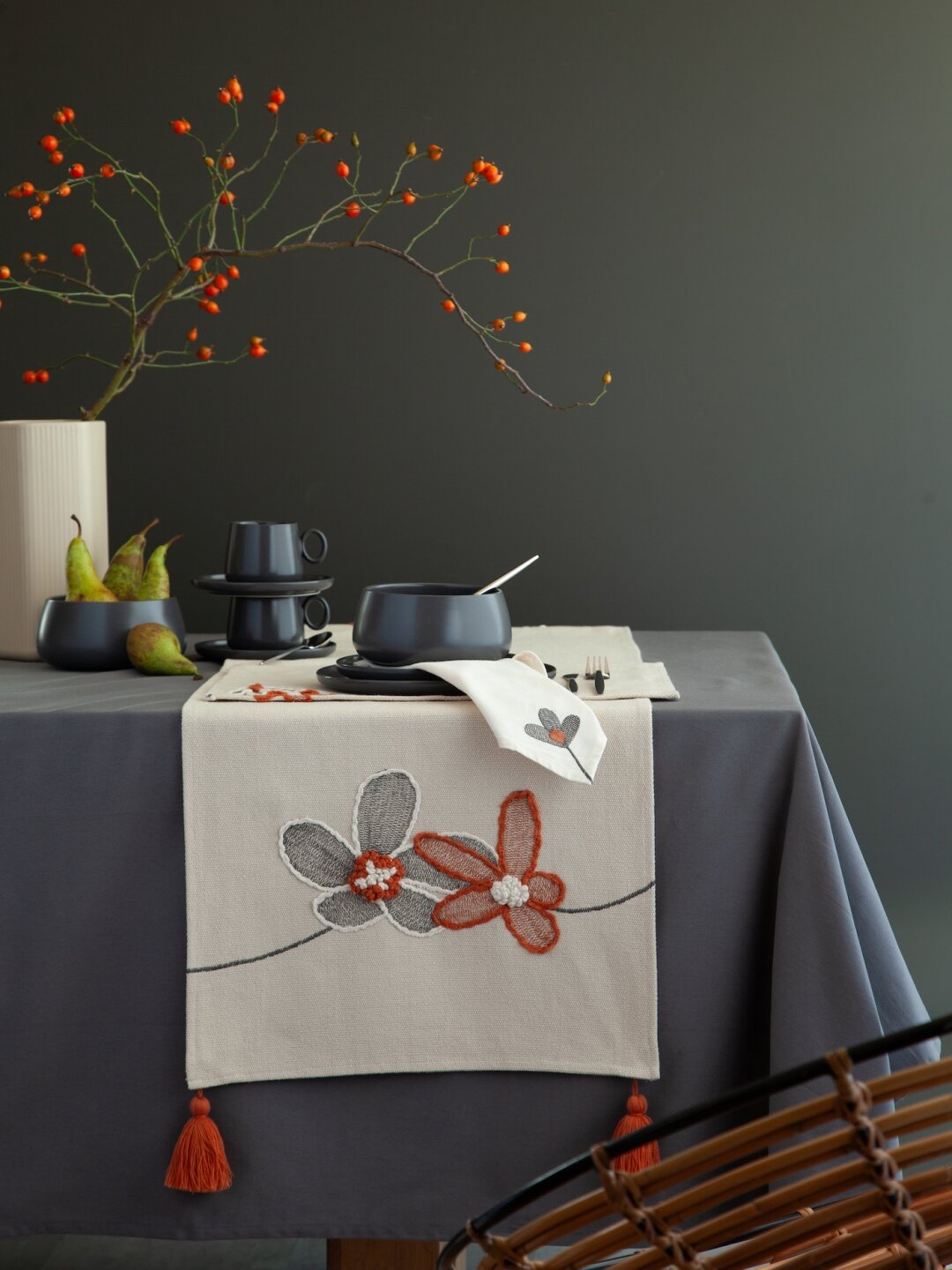 Дорожка Stone flowers и посуда из коллекции Essential