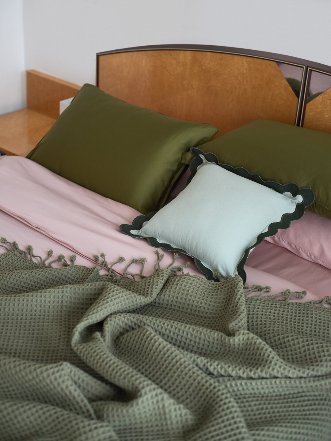 Постельное белье из премиального сатина и декоративные чехлы Trendy Ruffles