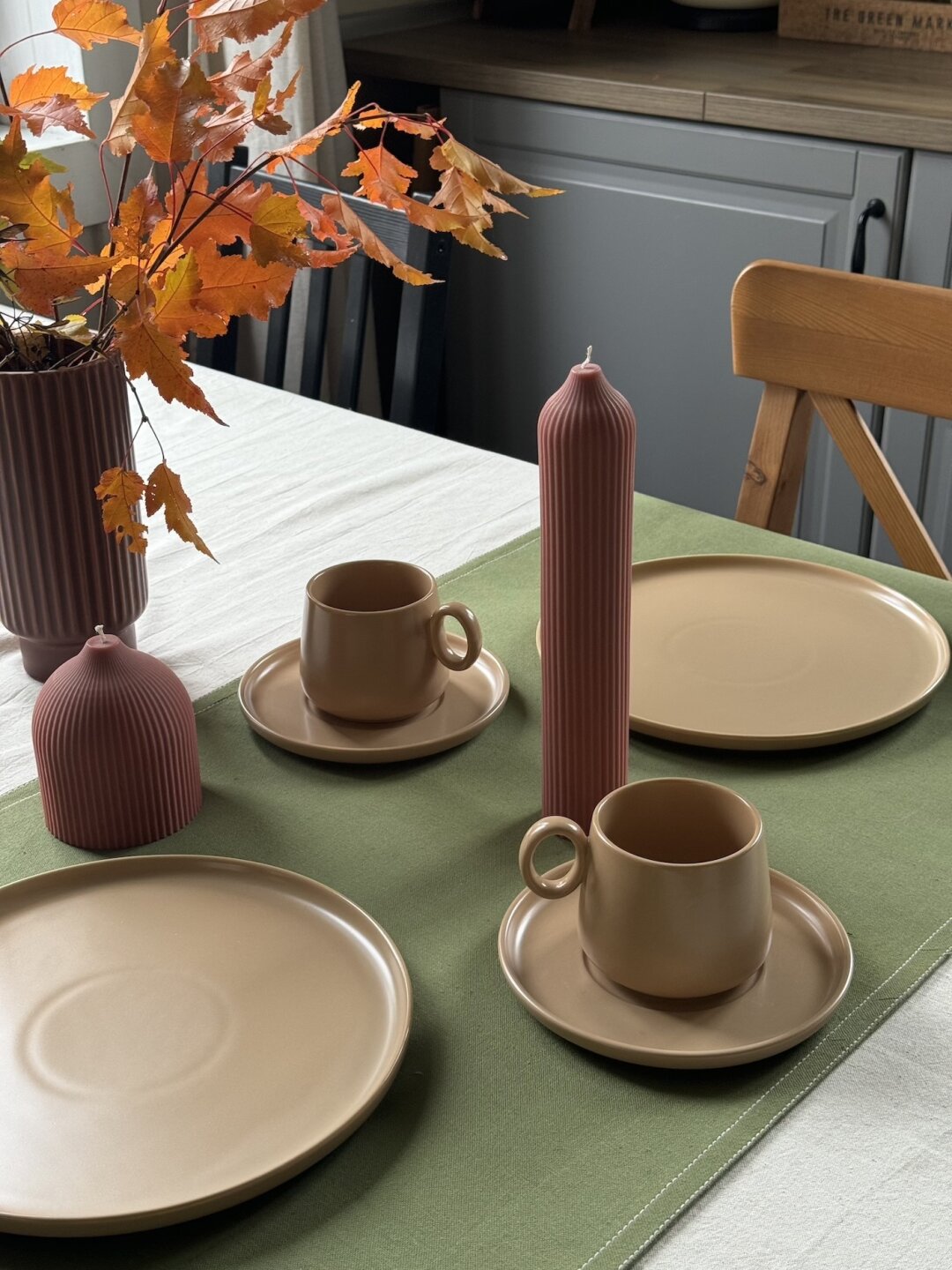 Столовый текстиль и посуда Essential