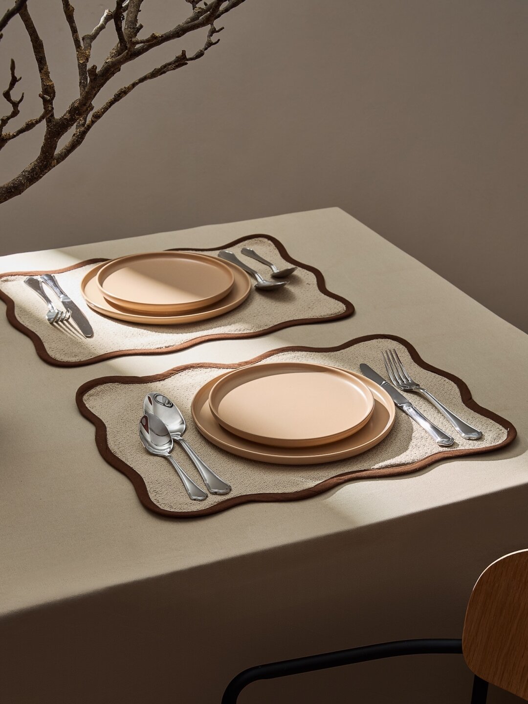 Салфетки под приборы и посуда из коллекция Essential