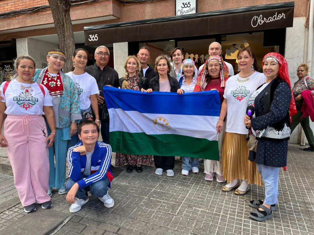 Участники фестиваля на прогулке в Испании