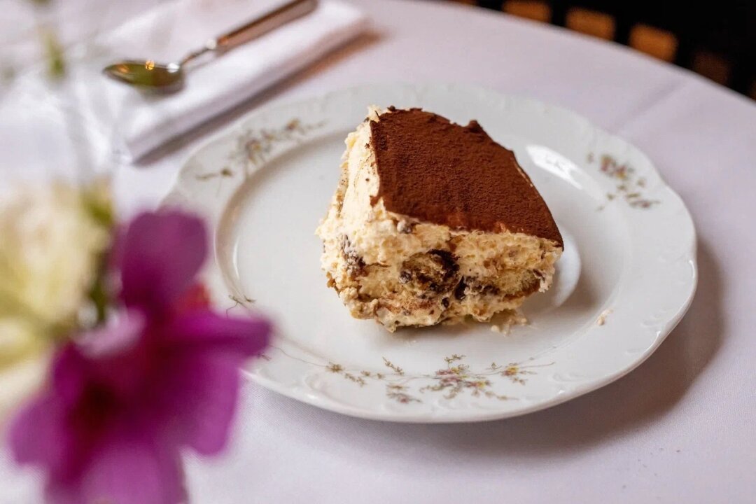 Пропитанные кофе и амаретто палочки савоярди и нежный крем с маскарпоне: культовое тирамису славится идеальным балансом и душевной щедростью, с