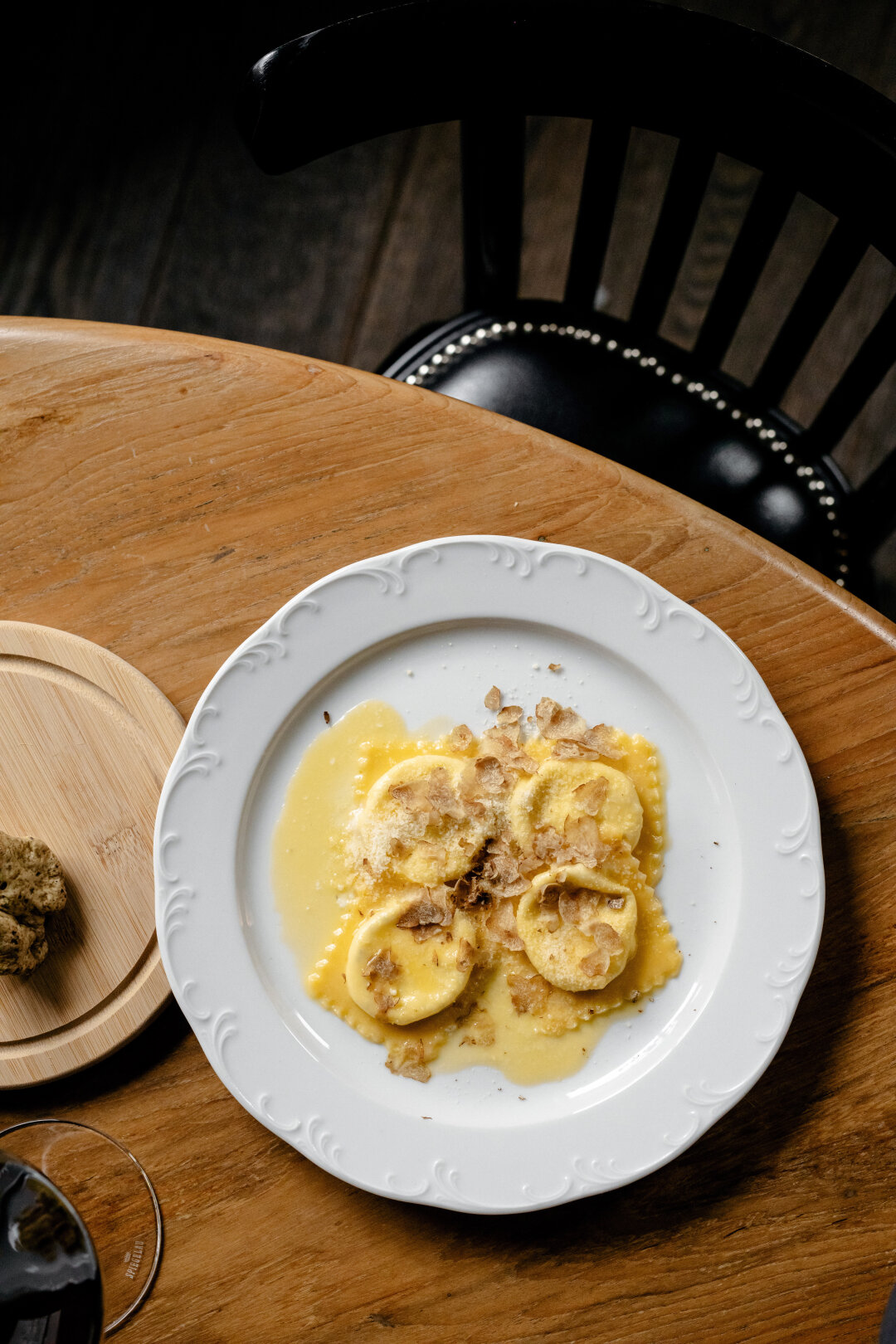 Номер один в списке пасты — закрытая тортелли с бурратой и трюфелем по сезону (поздней осенью и зимой — с белым!)