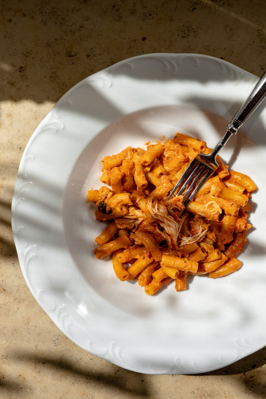 Команда итальянского бренд-шефа Симоне Гобби пасту макарончини лепит сама, дополняет крабом и соу­сом наполи