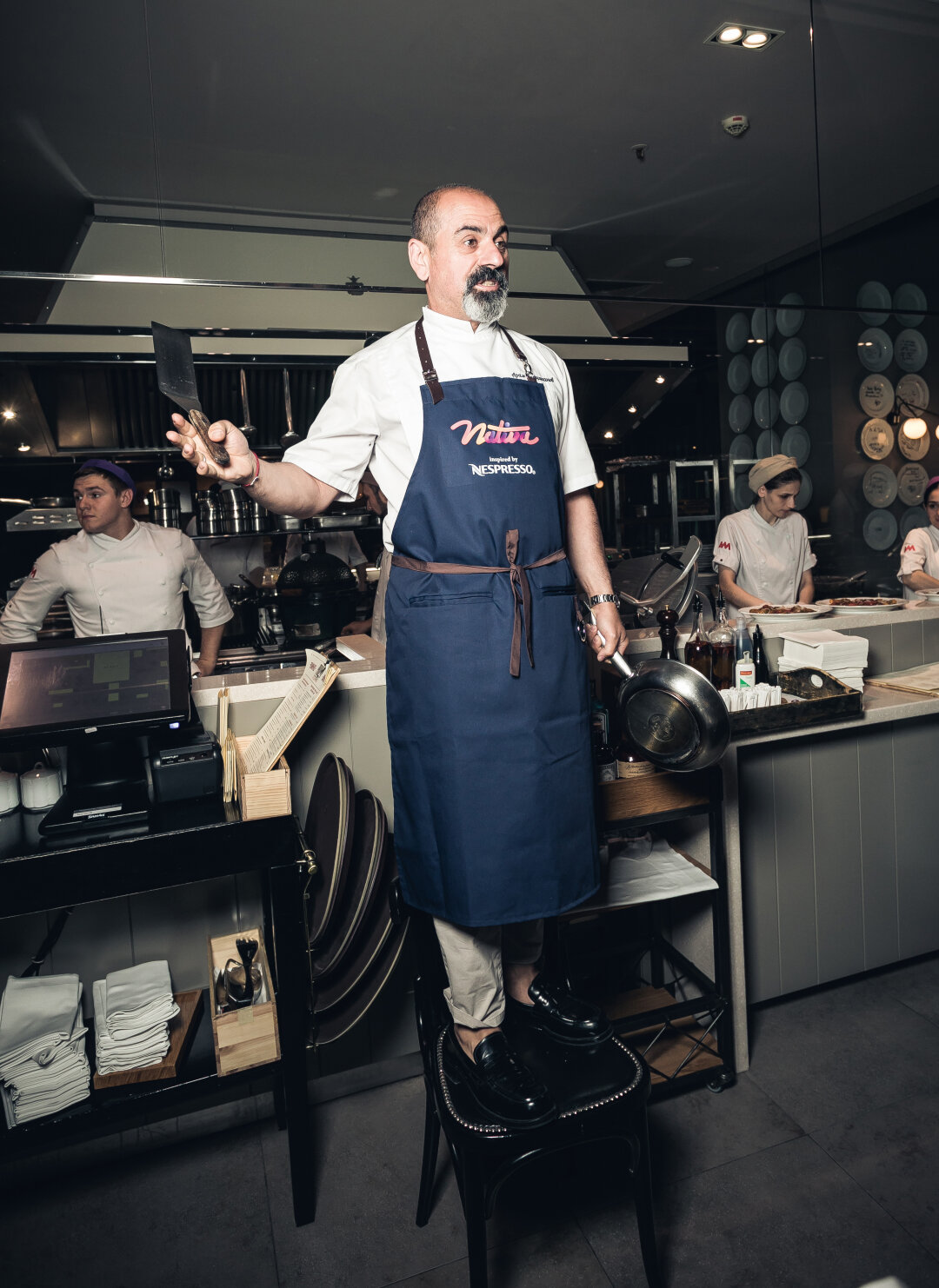 Вместо дирижерской палочки у Арама Мнацаканова — стальные лопатки и сковородки