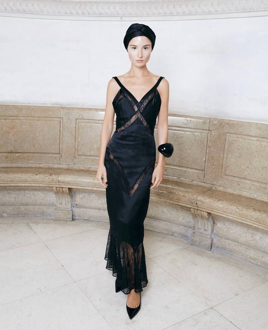 Фэшн-инфлюенсер Андреа Риччи появилась на показе Nina Ricci в шелковом платье-комбинации с ажурными вставками
