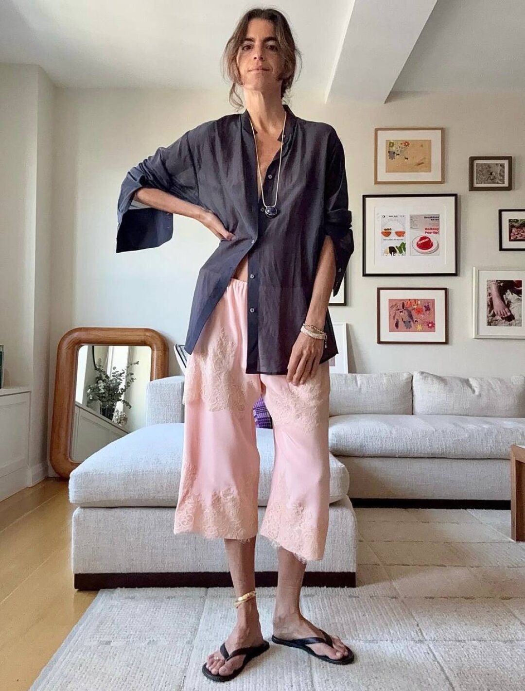 Запоминаем лук для следующего лета: модный редактор Леандра Медин замиксовала кружевные бриджи-панталоны с расслабленной рубашкой из полупрозрачного