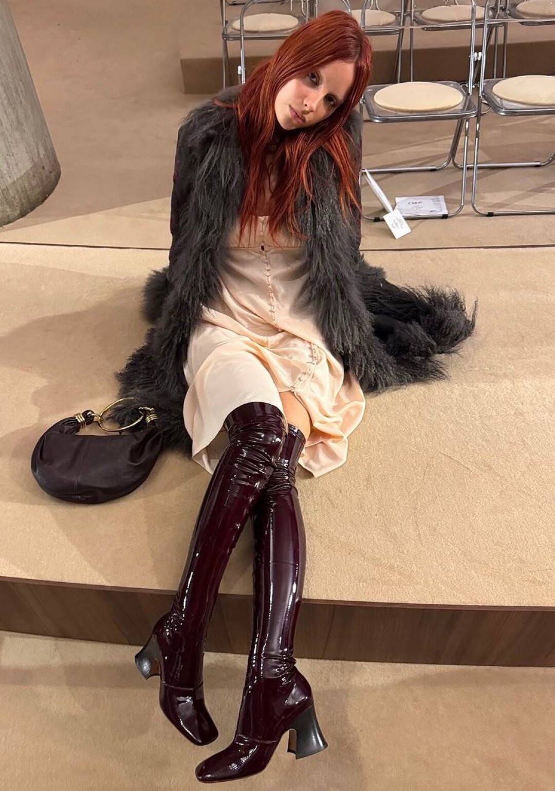 Мари Гагеш приспосабливает ретро-ночнушку к холодам с помощью дубленки в стиле 1970-х и лакированных ботфортов