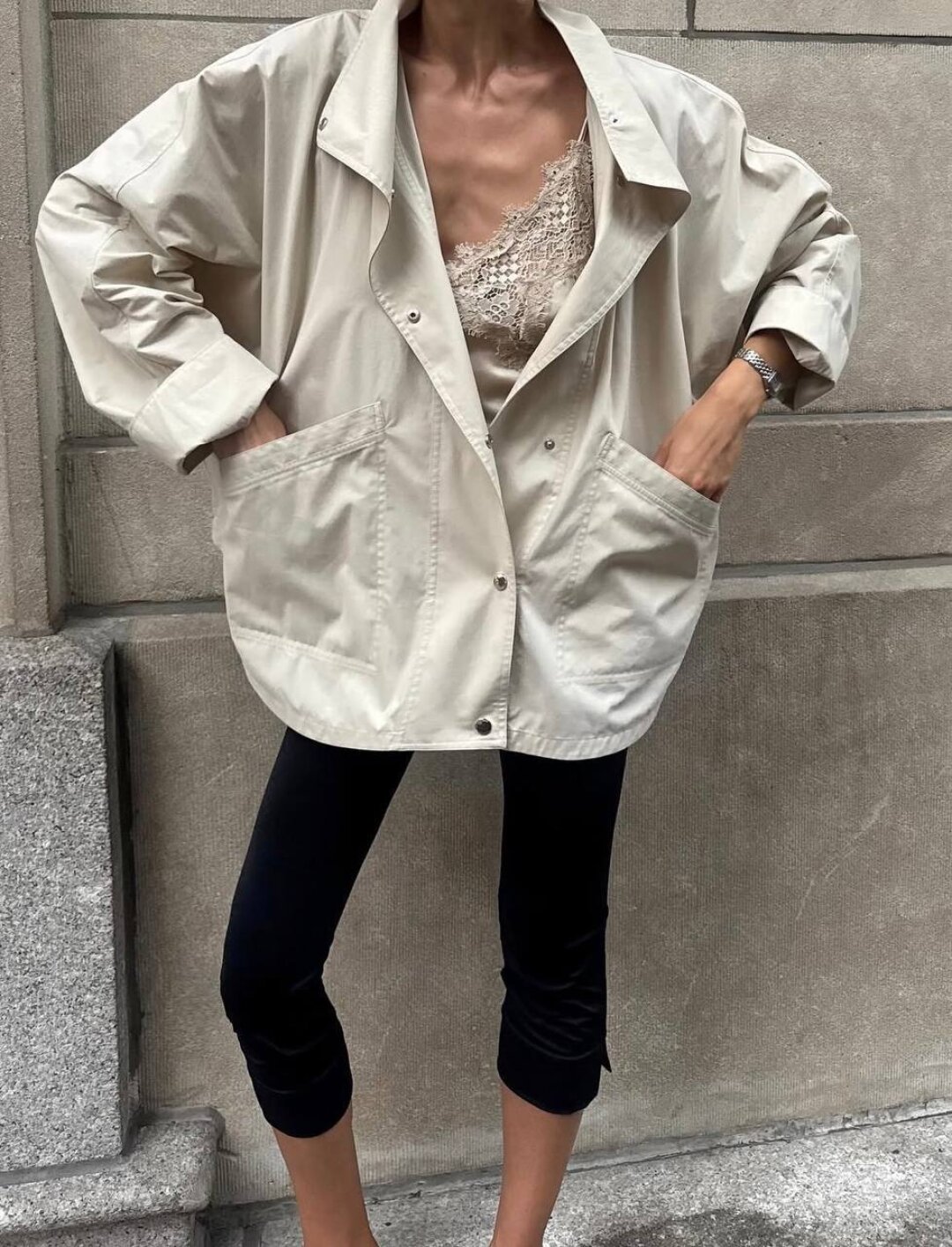 Кристина Ганкевич носит атласный топ с кружевом в тандеме с трендовыми капри (всё еще с нами!) и контрастной по стилю оверсайз-ветровкой