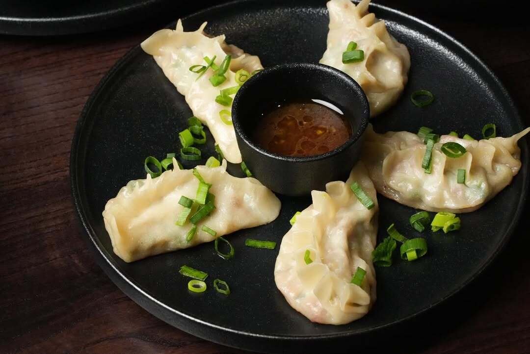 Гедза с уткой с трюфельным понзу «Гриль Гараж»