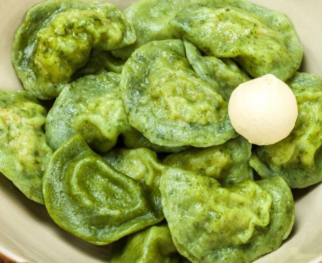 Зеленые пельмени из шпинатного теста с рыбой в «Улитке
