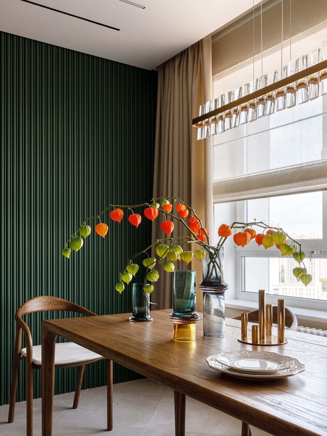 Стол развернули вдоль окна, чтобы визуально расширить помещение