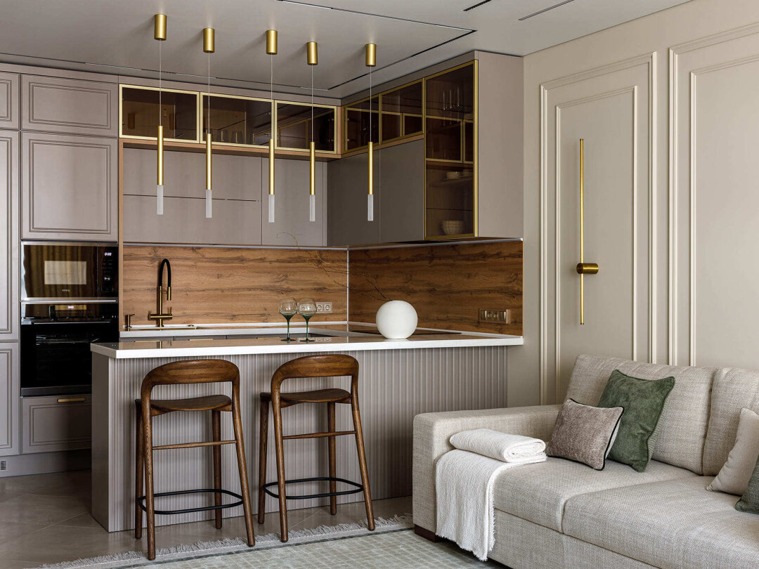 Консоль «Элегия» и полубарные стулья «Мери» – от компании MStyle, корпусную и кухонную мебель изготовила компания «Реформа»