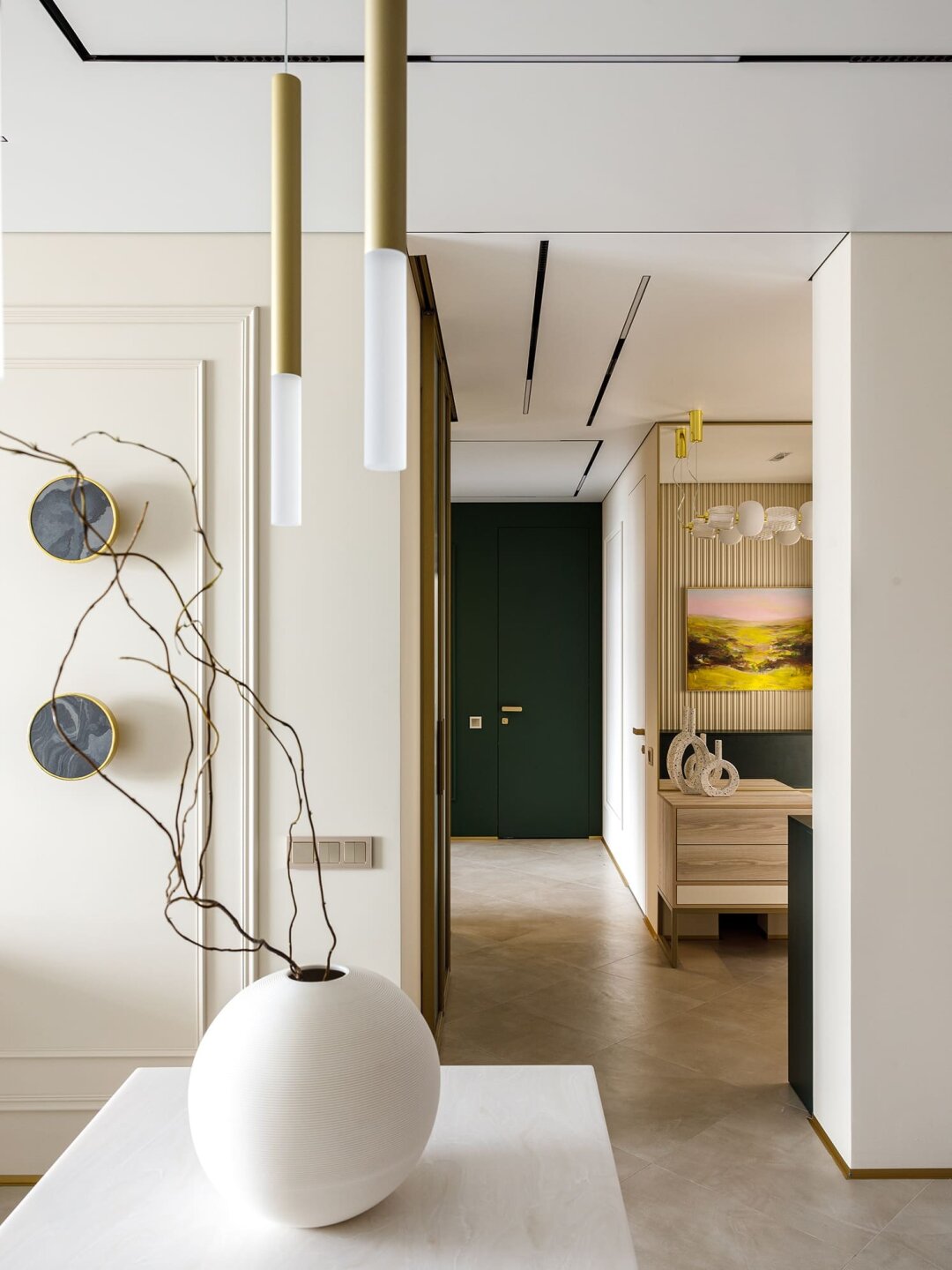 Из холла можно попасть в детскую, спальню, ванную и постирочную