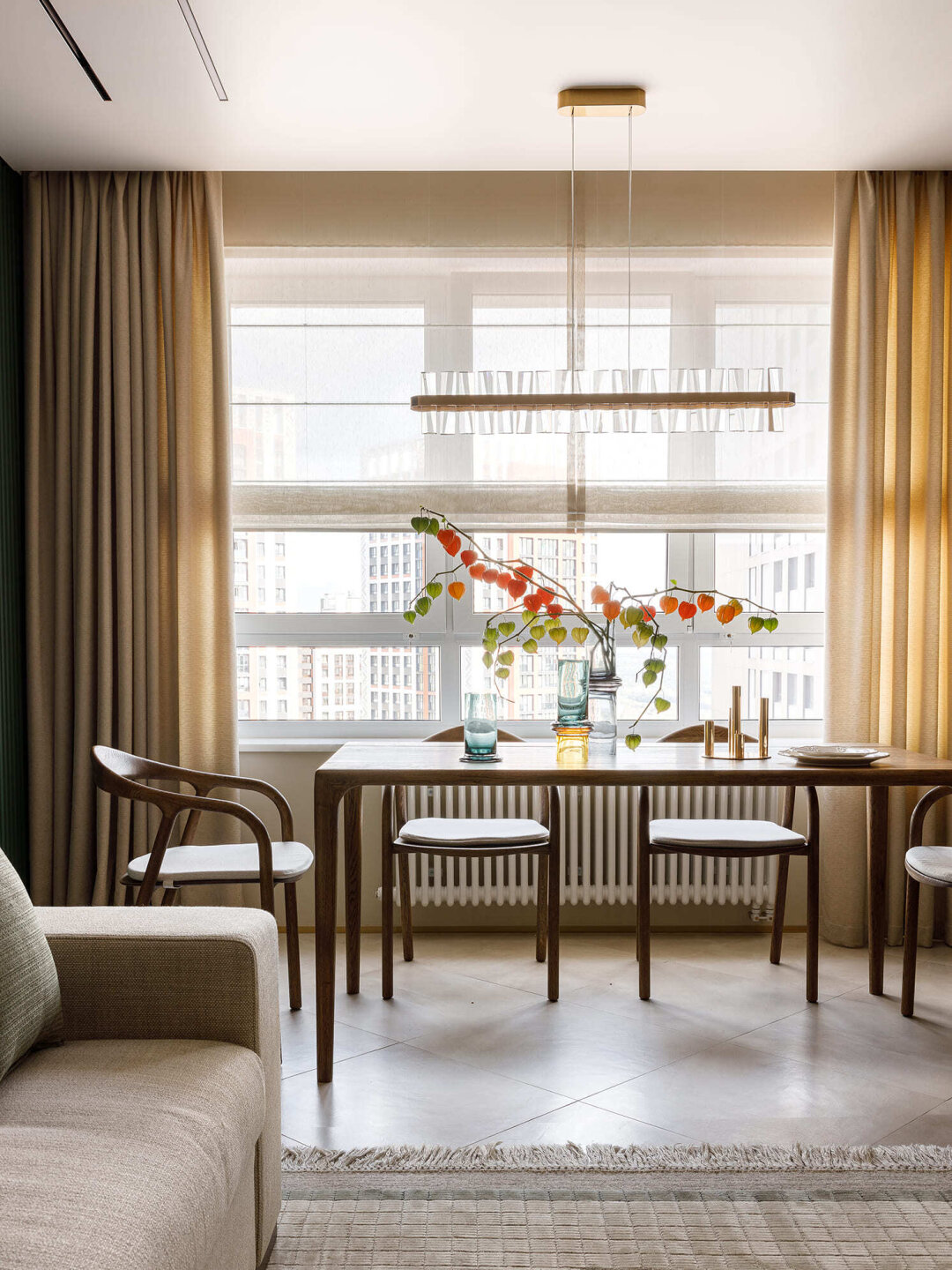 Стол «Милина» и стулья «Био» – от компании MStyle, текстильное оформление интерьера создала студия «Гармония»