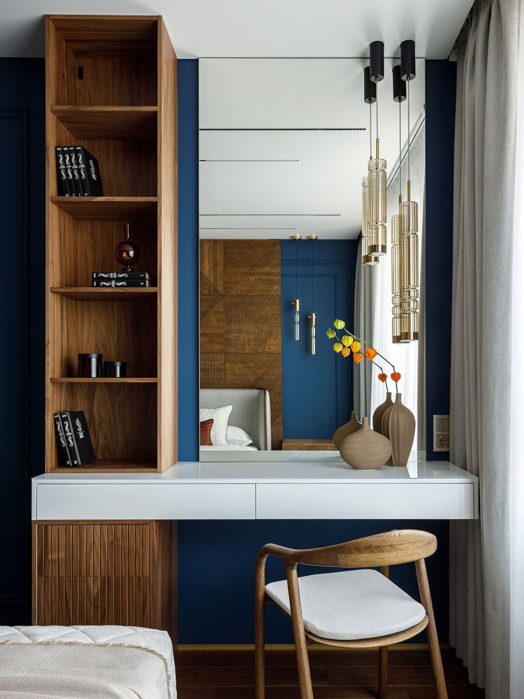 В отражении видны деревянные панели, которые заказчики изготовили на собственном производстве