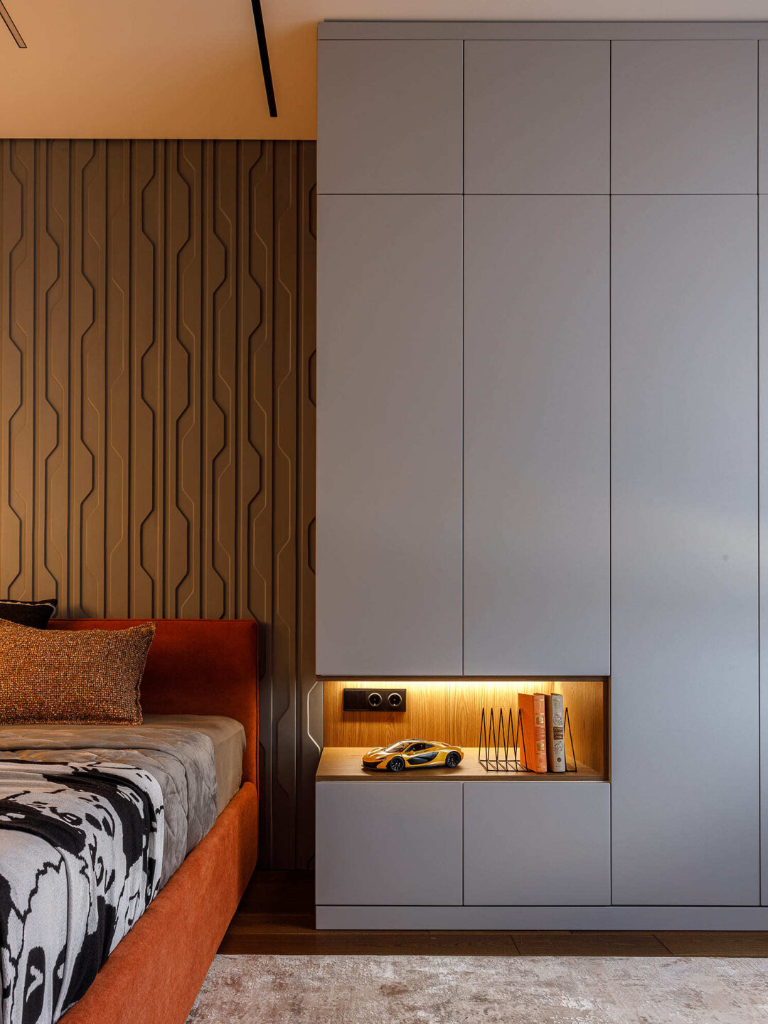 Паркетная доска, оформление дверей и стеновых панелей создают особенное цветовое сочетание