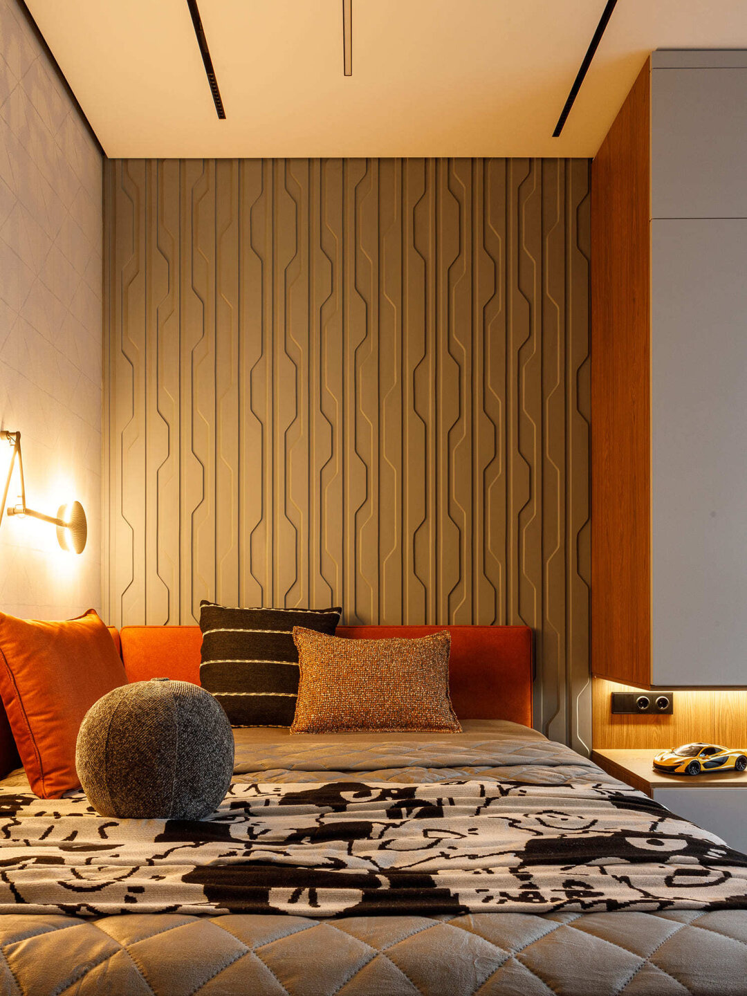 Комната мальчика-подростка оформлена в теплых тонах