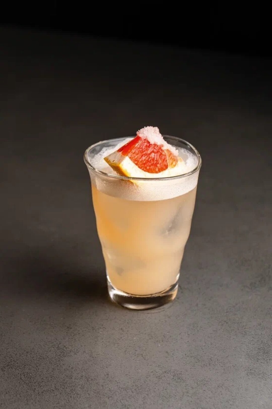 Old Salt с самодельным сиропом из маринованного имбиря заменяет сразу два классических коктейля — Paloma и Greyhound