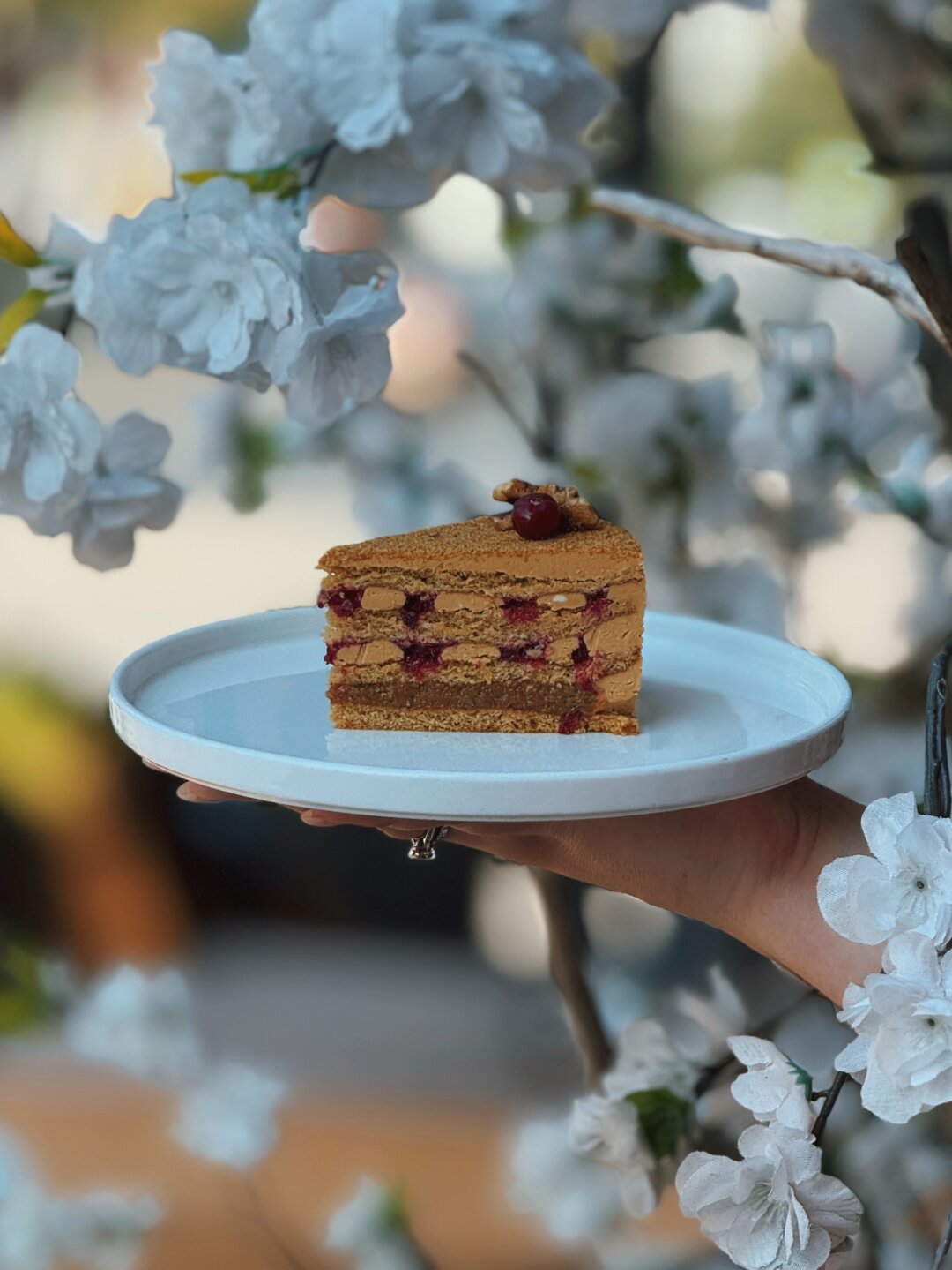 Торт-сказание «Парма» с варной сгущенкой, конфи из клюквы и прослойкой из грецкого ореха