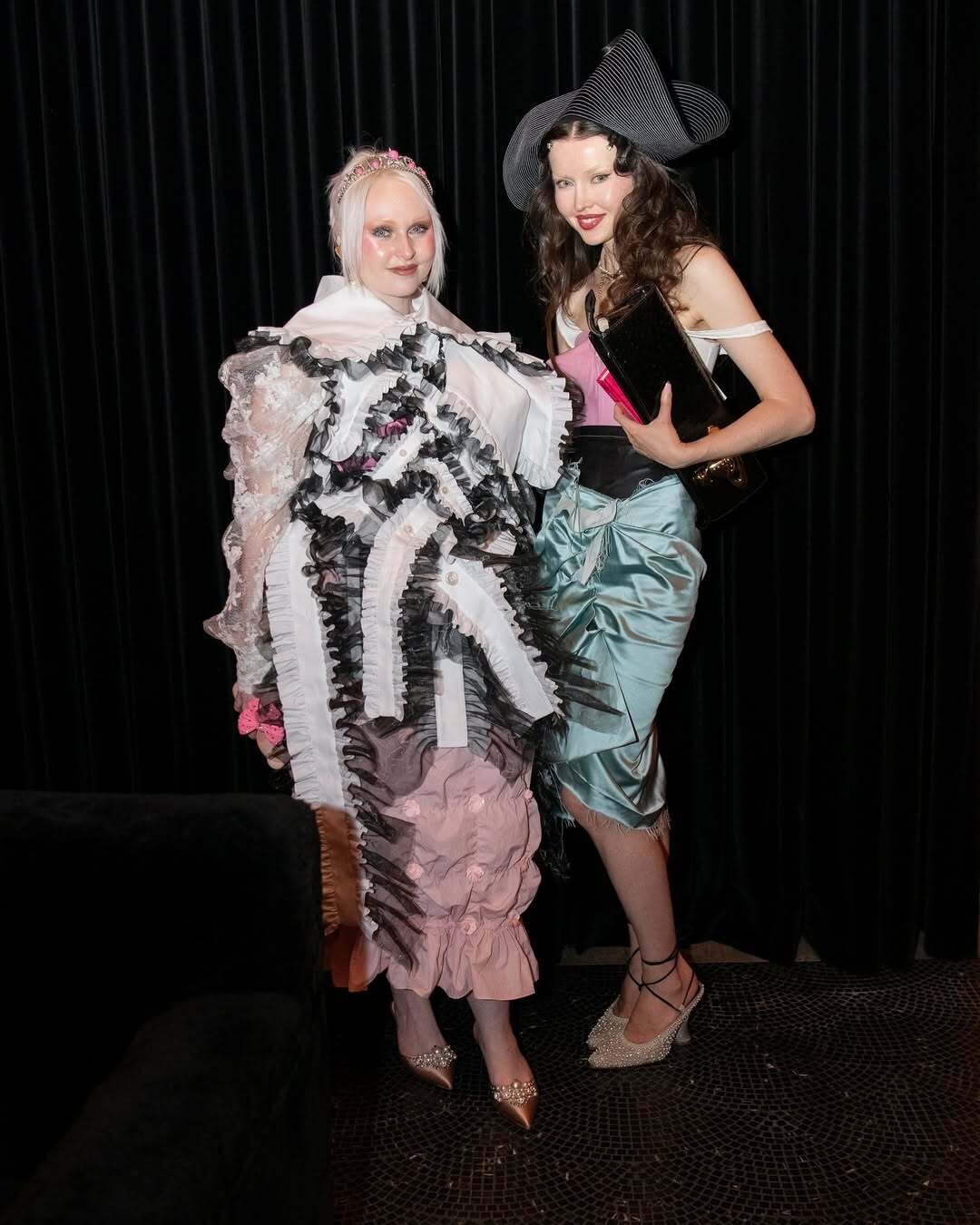 Фэшн-инфлюэнсер Кристен Бейтман (слева) выкручивает зефирные boom-boom вайбы на максимум - надевает авангардную блузу в акцентных оборках и мэтчит ее