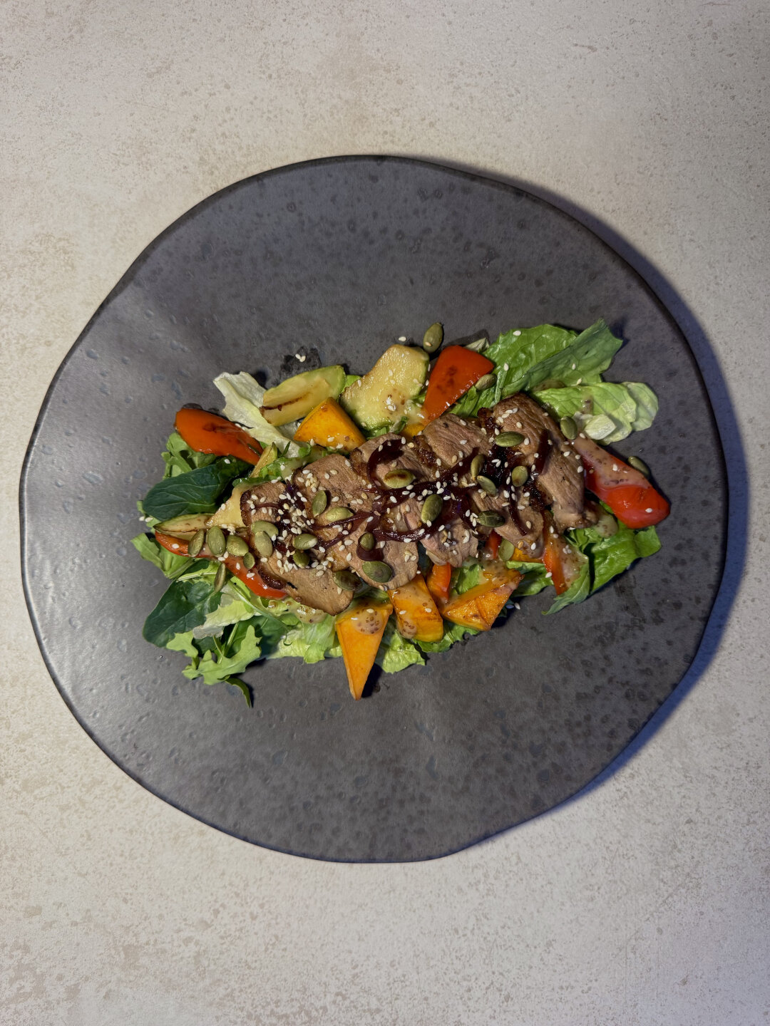 Cалат с уткой, тыквой и медовым дрессингом в Aura Kitchen&Bar