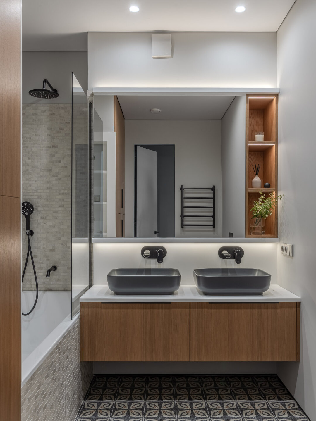 Сантехнику и напольные покрытия подобрали в салоне Areta Design, мебель – от Betto Bardi