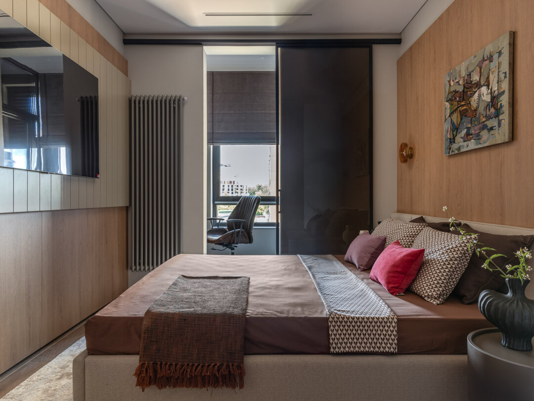 За раздвижной дверью организовали зону кабинета, где отец семейства может сконцентрироваться на работе