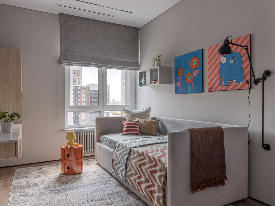 Кровать и тумба Kartell в детской – от салона «Дизайн Интерьер»