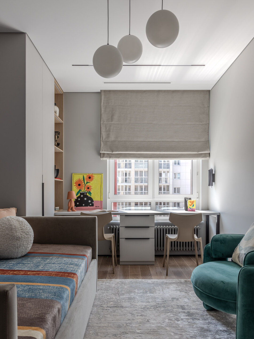 Кровать и кресло Eicholtz – от салона «Дизайн Интерьер», ковры – от салона «Мир ковров», светильник Qeeboo и стул Kartell – от Aran Cucine