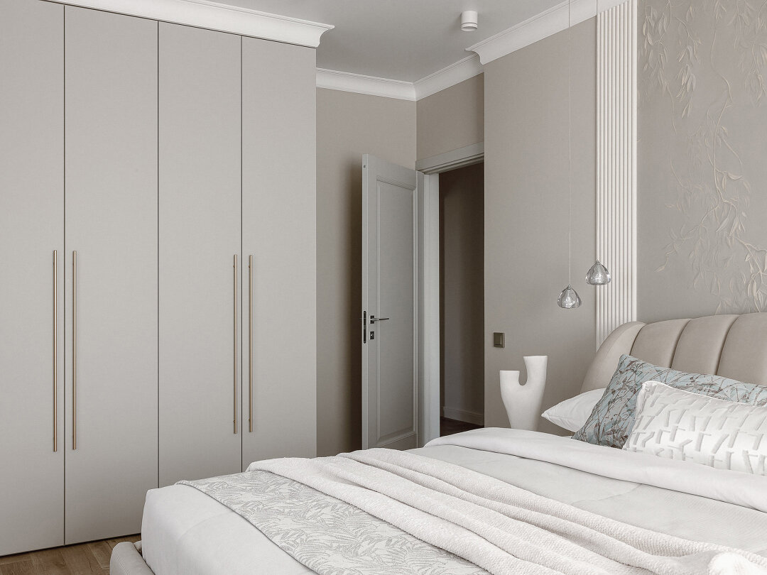 Кровати для спальни и детской изготовила фабрика «Корона», двери с шумоизоляцией заказали в салоне ProfilDoors